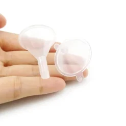 30 st minitrattar i genomskinlig plast. Lämpliga för flaskor, fyllning av laboratorievätskor, eteriska oljor, sandmålning, parfym etc.