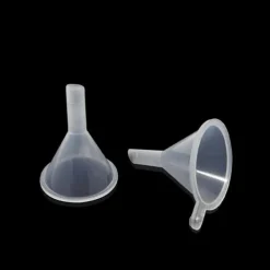 30 st minitrattar i genomskinlig plast. Lämpliga för flaskor, fyllning av laboratorievätskor, eteriska oljor, sandmålning, parfym etc.