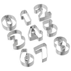 BOKSTAV OCH SIFFROR FORM TÅRKUTSNITTNING, metall, silver