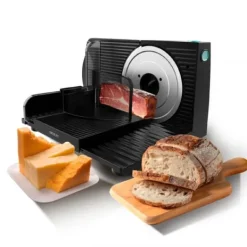Cecotec 150-W foldable food slicer with a 170 mm diameter disc and a gradual adjustment system with maximum thickness accuracy from 0 to 15 mm.