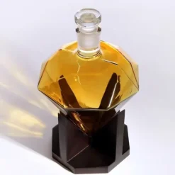 Diamantformad Karaff med Bas i Rödek