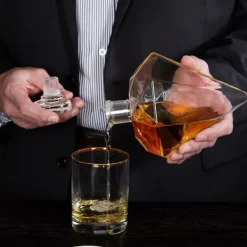 Diamantformad Karaff med Bas i Rödek