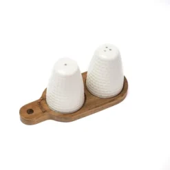 En uppsättning salt- och pepparshakers på en akaciabräda