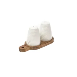 En uppsättning salt- och pepparshakers på en akaciabräda