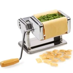 Hemgjord pasta- och raviolimaskin med tillbehör - stort set