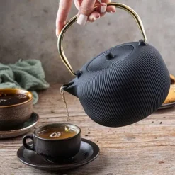 Kaffe- & Tekannor-KINGHOFF Gjutjärnsteapot 1L med filter Guld