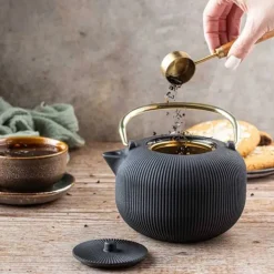 Kaffe- & Tekannor-KINGHOFF Gjutjärnsteapot 1L med filter Guld