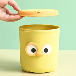 Mini papperskorg med lock Söt tecknad design Plastbänkskiva med lock för bord sängbord skrivbord kontor gul