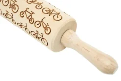 MoodForWood Träkavel, Graverad, 43 cm med Handtag, Perfekt för Bakning - Cykelmönster