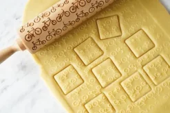 MoodForWood Träkavel, Graverad, 43 cm med Handtag, Perfekt för Bakning - Cykelmönster