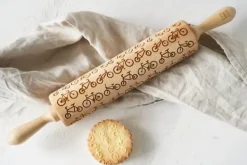 MoodForWood Träkavel, Graverad, 43 cm med Handtag, Perfekt för Bakning - Cykelmönster