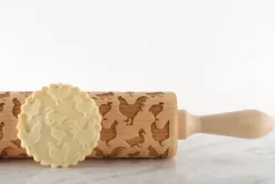 MoodForWood Träkavel, Graverad, 43 cm med Handtag, Perfekt för Bakning - Mönster på Fjäderfä