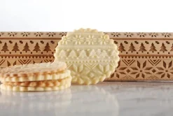 MoodForWood Träkavel, Graverad, 43 cm med Handtag, Perfekt för Bakning - Norskt Mönster