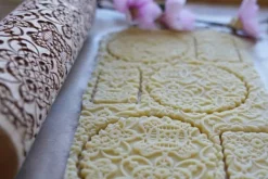 MoodForWood Träkavel, Graverad, 43 cm med Handtag, Perfekt för Bakning - Spetsmönster