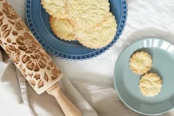 MoodForWood Träkavel, Graverad, 43 cm med Handtag, Perfekt för Bakning - Mönster med Vildrosor