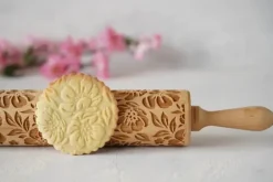 MoodForWood Träkavel, Graverad, 43 cm med Handtag, Perfekt för Bakning - Mönster med Vildrosor