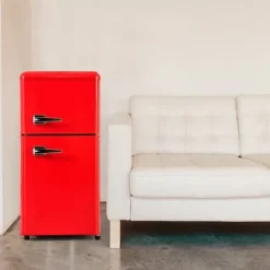 Kombinerad Kyl- & Frys-Retro-Kylskåp, Gefrierkombination, 88.8 cm, 60L kyl, 22L frys, 102 kWh/år, LED-ljus, Premiumröd, Energieklass E