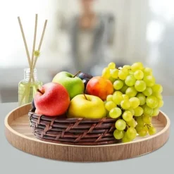 Serveringsbricka i trä för teservis och heminredning