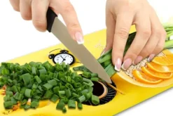 SKÄRBRÄDA I GLASPLATTA 52x30 KAFFE