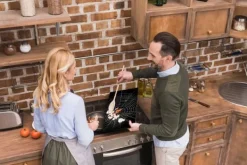 SKÄRBRÄDA I GLASPLATTA 52x30 SVART