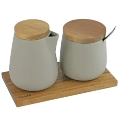 Uppsättning av sockerskål med sked och mjölkkanna