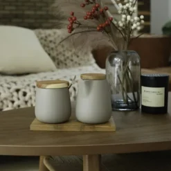 Uppsättning av sockerskål med sked och mjölkkanna