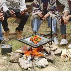 Vridbar lägereldsgrill i kraftigt stål med öppna eldar och justerbart matlagningsgaller.