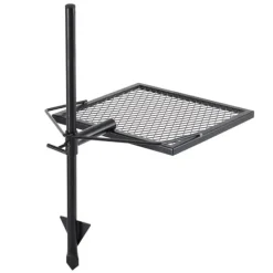 Vridbar lägereldsgrill i kraftigt stål med öppna eldar och justerbart matlagningsgaller.