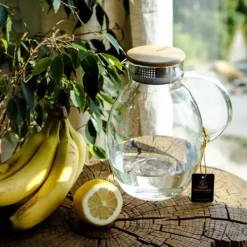Wilmax glaskanna med bambulock 2400 ml | kanna för varma eller kalla drycker | vattenkanna i borosilikatglas | lämplig för gas- eller elektriska spisa | CDON